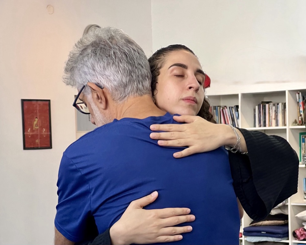 חיבוק ואהבה בין משתתפים